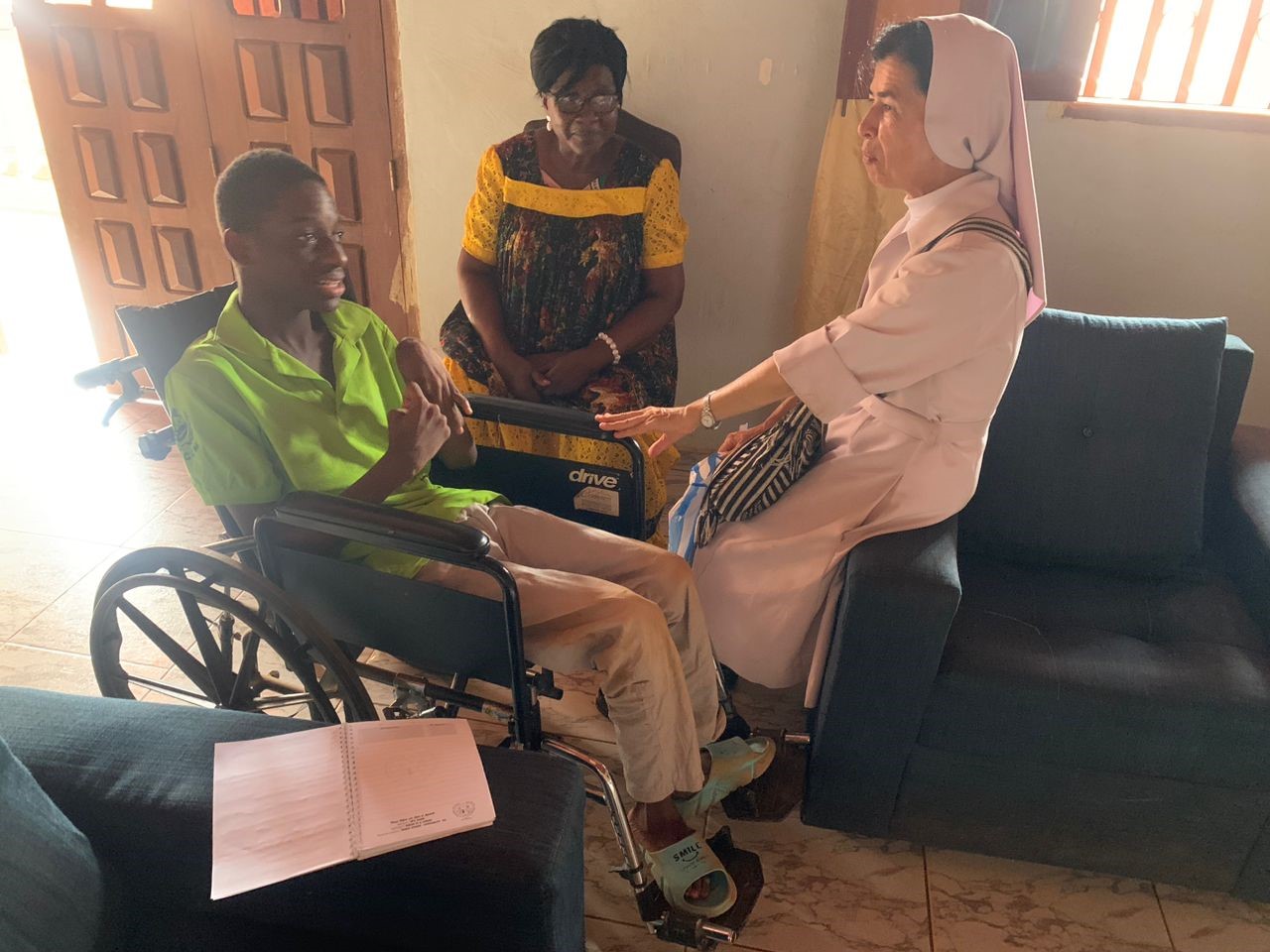 Prise en charge d’un enfant en situation de handicap : un bel exemple de collaboration entre HHODE International et la Compagnie des Sœurs de la Charité